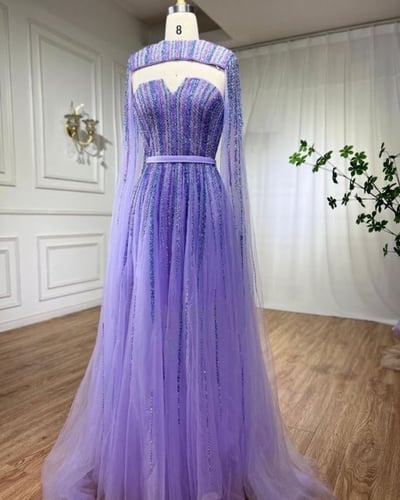 فستان بأكمام مطرزة