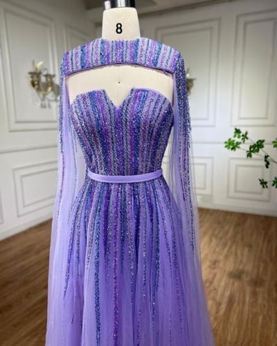 فستان بأكمام مطرزة