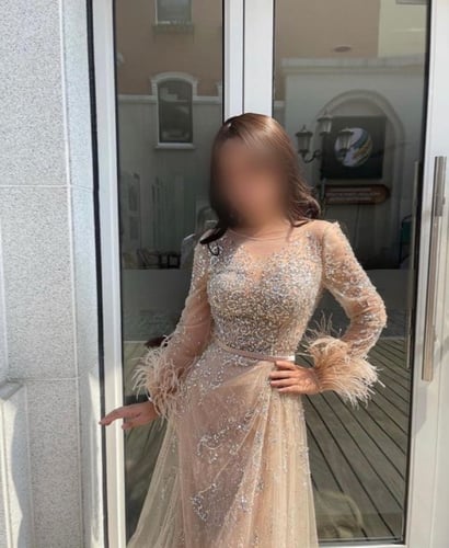 فستان بأكمام وتطريز فاخر