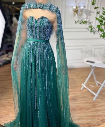 فستان بأكمام مطرزة