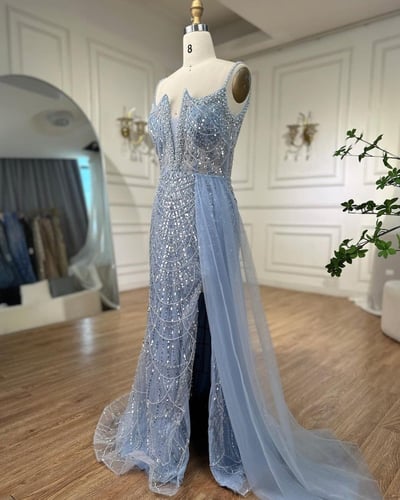 فستان سهرة بتطريز فاخر