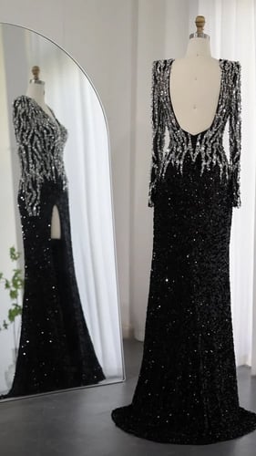 فستان بأكمام وتطريز فاخر