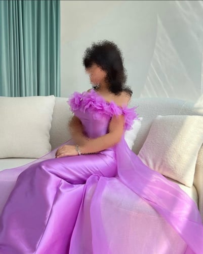 فستان ناعم باكتاف مكشوفه