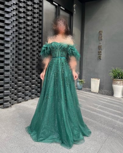 فستان بقصة كلوش مطرز