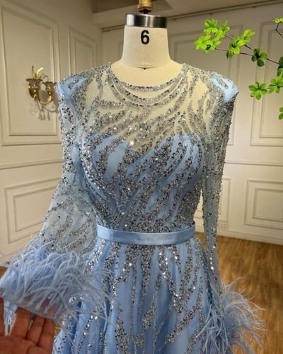 فستان بتطريز ريش فاخر