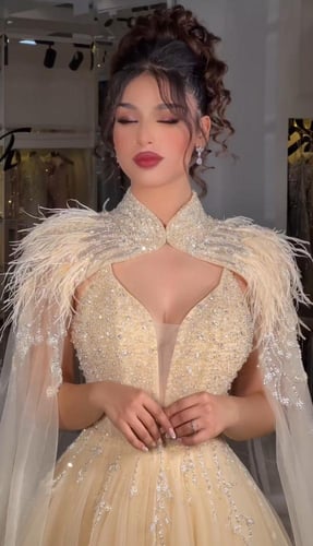 فستان فخم بشال كبير