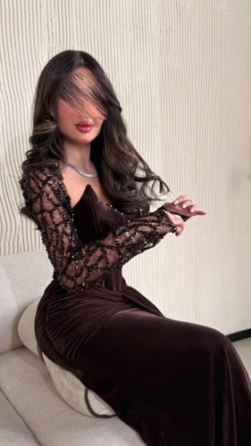 فستان مخمل فاخر بتفاصيل دانتيل أنثوية