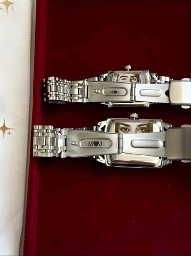 ساعة كبلز مع طباعة صوره عيون