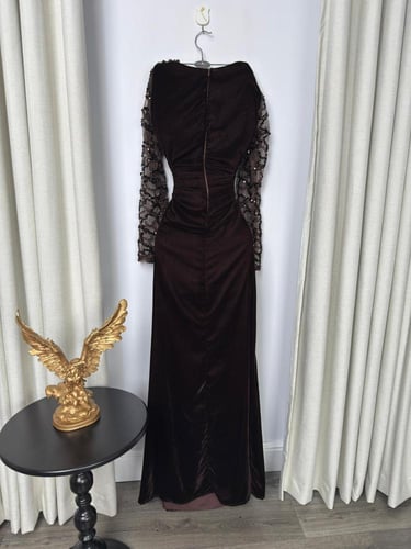 فستان مخمل فاخر بتفاصيل دانتيل أنثوية