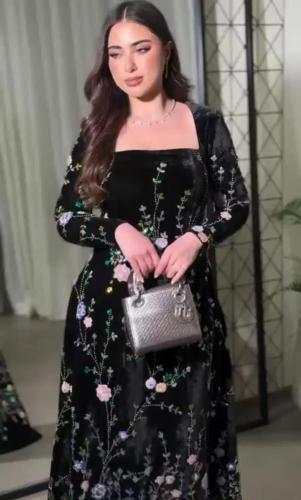 فستان مخمل اسود