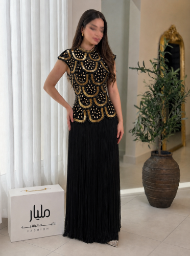 فستان سهرة الأسود بالشراريب الذهبية