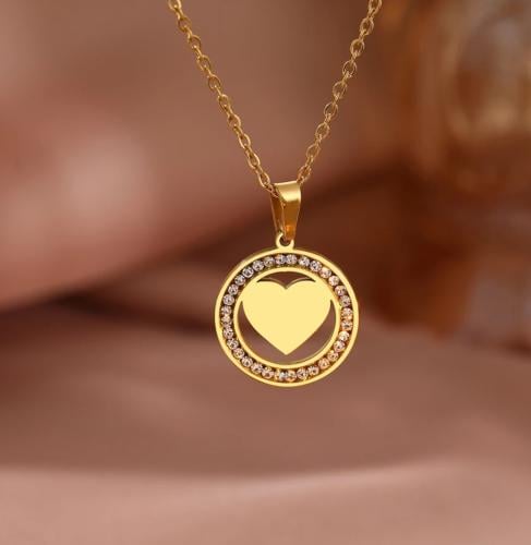 قلادة قلب مرصعة بالكرستال