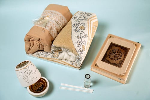 طقم المؤنسة - شرشف صلاة وسجادة مع مصحف مع هدايا فا...