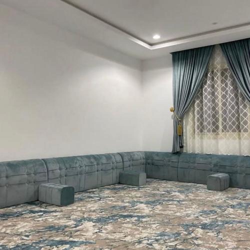 كنب أرضي مخملي بلون أزرق بترولي