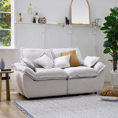 كنب ابيض يعطي رفاهية للغرفة