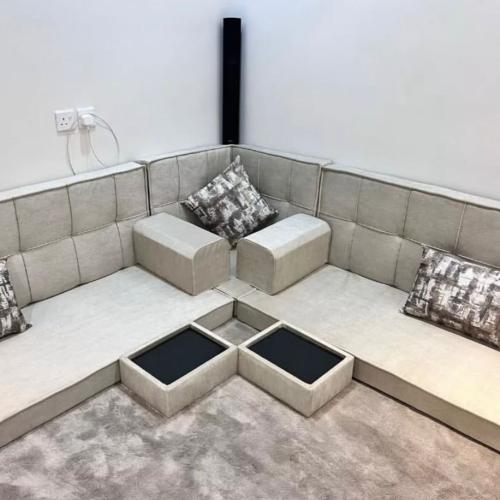 كنب بظهر مبطن ومربعات زخرفية