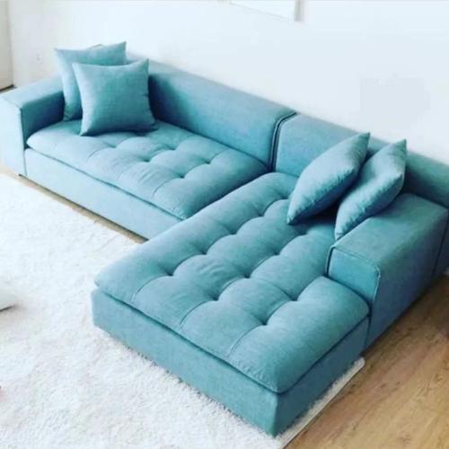 كنب تركوازي اللون فريد من نوعه