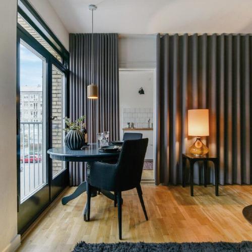 كنب مفرد يحول غرفتك كلوح فنية في أرجاء منزلك