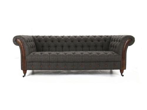 كنب بتصميم إيطالي مُنجدة بشكل أنيق