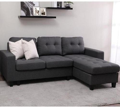 كنب فخم مصمم بلون أسود