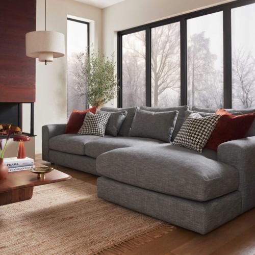 كنب رمادي بتصميم مختلف فريد