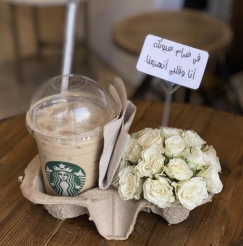 تنسيق ورد ابيض وقهوه بارده