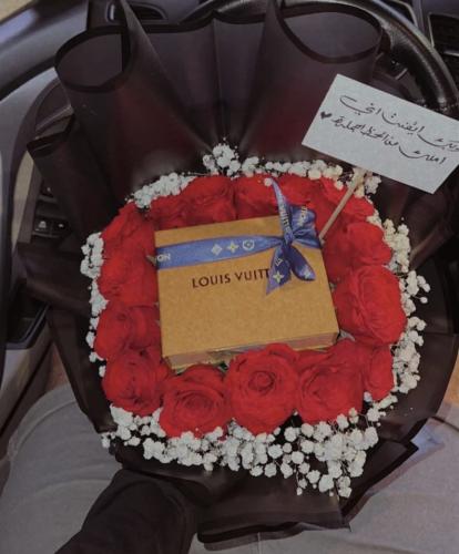 تنسيق ورد جوري17 ورده احمر وبراعم ابيض وتغليف اسود