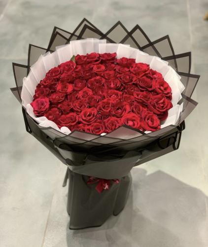 تنسيق 80 ورده احمر وتغليف ابيض و اسود