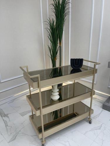 عربيه تقديم 3 ارفف خشبي