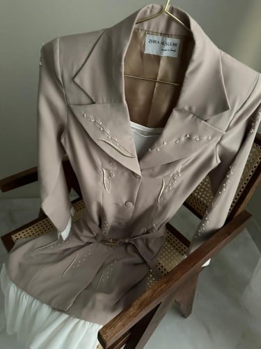 فستان بيج مكون من قطعتين مطرز بخيوط الحرير والخرز...