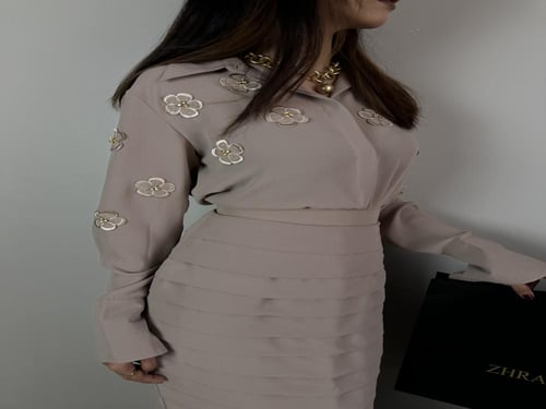 تنوره وبلوزه بيج مطرزه بخيوط الحرير الذهبي والبيج