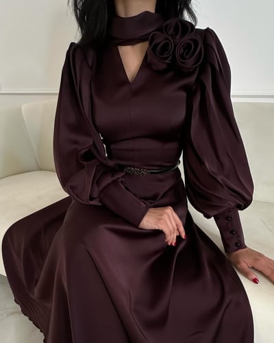 الفستان الملكي بحزام أسود