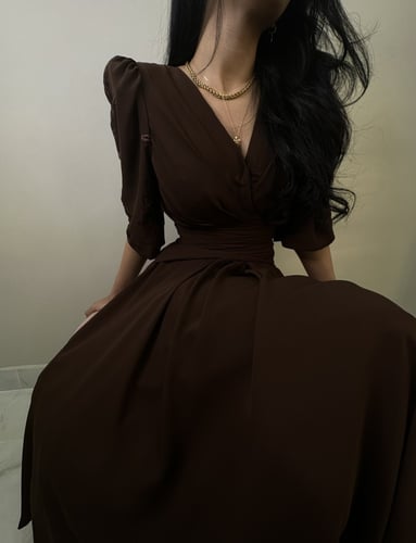 فستان كريب بني الكم مطرز بخيوط الحرير ( ينفذ منه م...