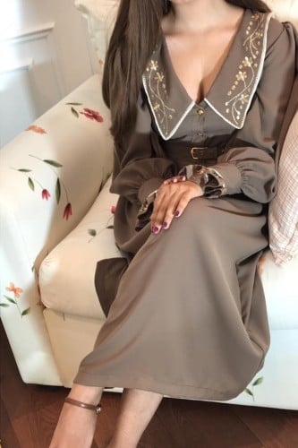 فستان مطرز بالقصب الذهبي ومزين بكلفة بيضاء