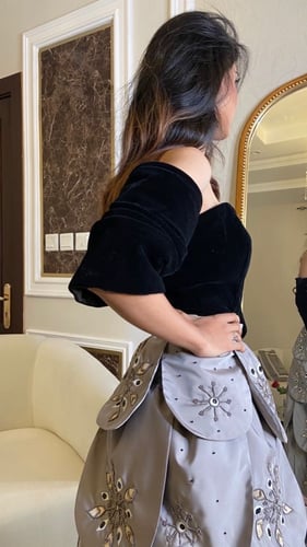 تنورة مطرزه بالخرز وخيوط الحرير مع توب مخمل أسود