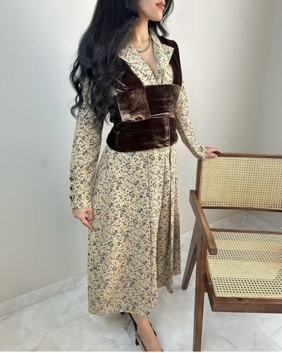 فستان مشجر مع جاكيت مخمل بني