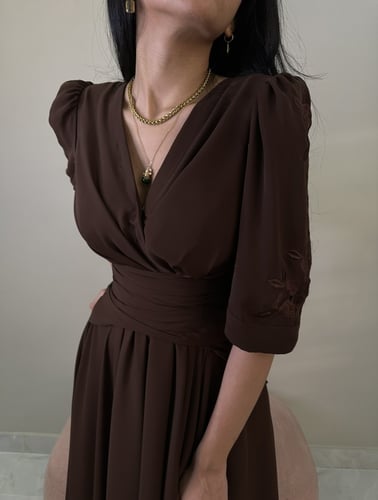 فستان كريب بني الكم مطرز بخيوط الحرير ( ينفذ منه م...