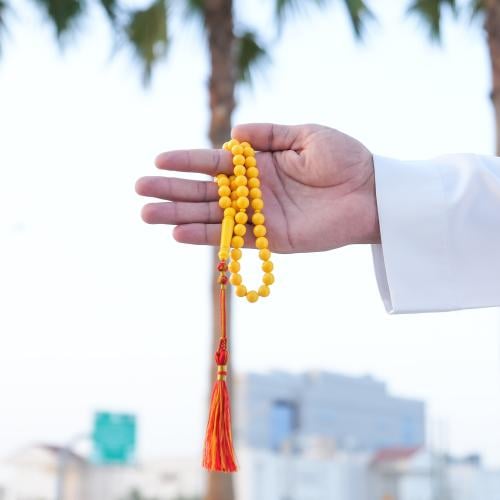 سبح يمناك اصفر كركوش احمر مع ذهبي