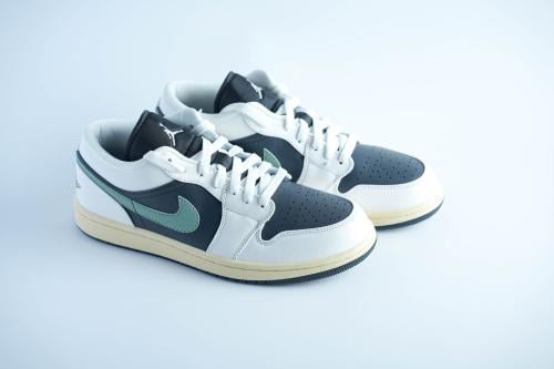 حذاء Jordan Low بتصميم أبيض وأسود وسوش أخضر هادئ