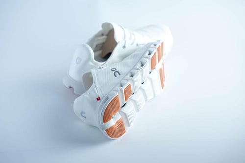 حذاء ON Cloud أبيض بلمسة برتقالية خفيف مرن وأنيق