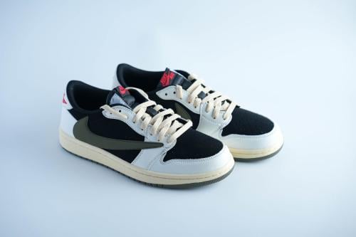 حذاء Nike Air Jordan Low بتصميم ترافيس سكوت المقلو...