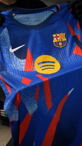 بوكس برشلونة الأصلي — 5 تيشيرتات لعشاق البلوغرانا