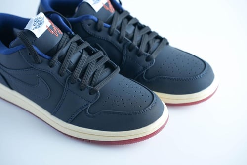 حذاء Jordan 1 Low كحلي بخامة فخمة ولمسة تراثية