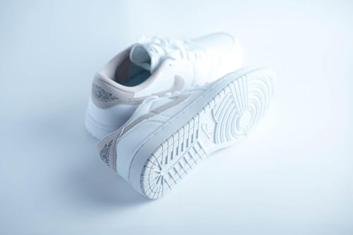 حذاء Jordan Low أبيض وسوش بيج بنعومة وأناقة يومية