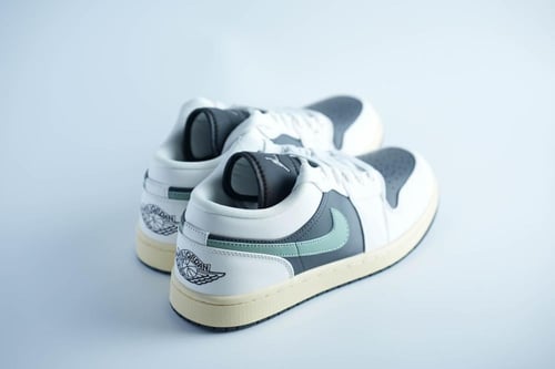 حذاء Jordan Low بتصميم أبيض وأسود وسوش أخضر هادئ