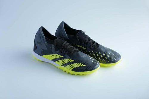 حذاء كرة قدم Adidas Predator للملاعب الصناعية