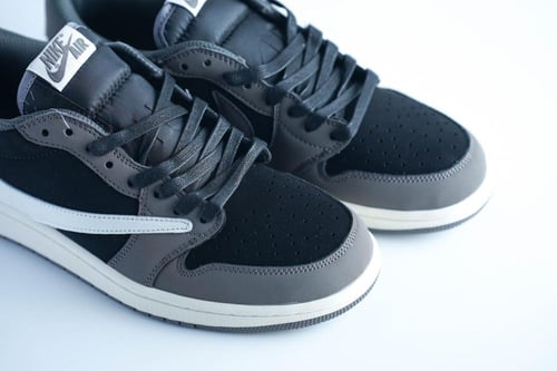 حذاء Jordan Low أناقة رمادية بتفاصيل كلاسيكية