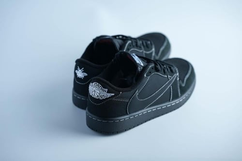 حذاء Nike Air Force أسود بالكامل بخياطة بيضاء ولمس...