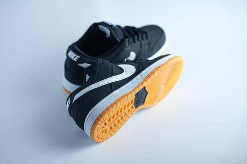 حذاء Nike SB Dunk أسود بنعل برتقالي وسوش أبيض بارز