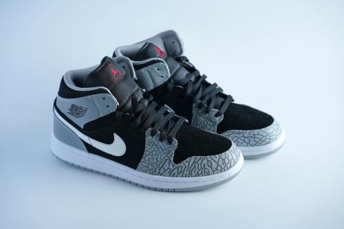 حذاء Jordan Mid رمادي وأسود بنقشة الفيل ولمسة أيقو...